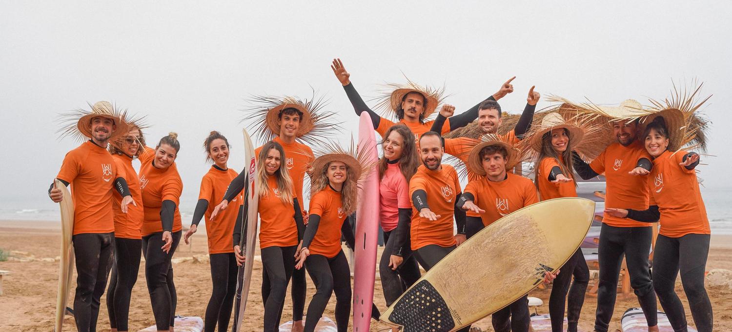 El equipo de Wave Rise y sus clientes en la playa de Agadir