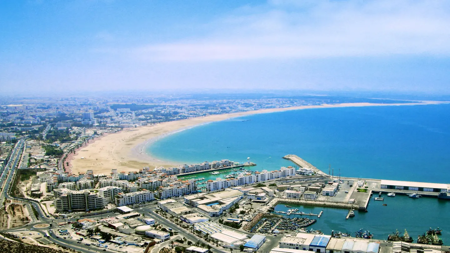 La baia a mezzaluna e la spiaggia di Agadir viste dall'alto