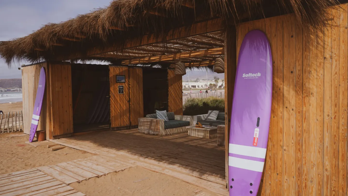 Tavole da surf appoggiate alla capanna di legno sulla spiaggia di Agadir
