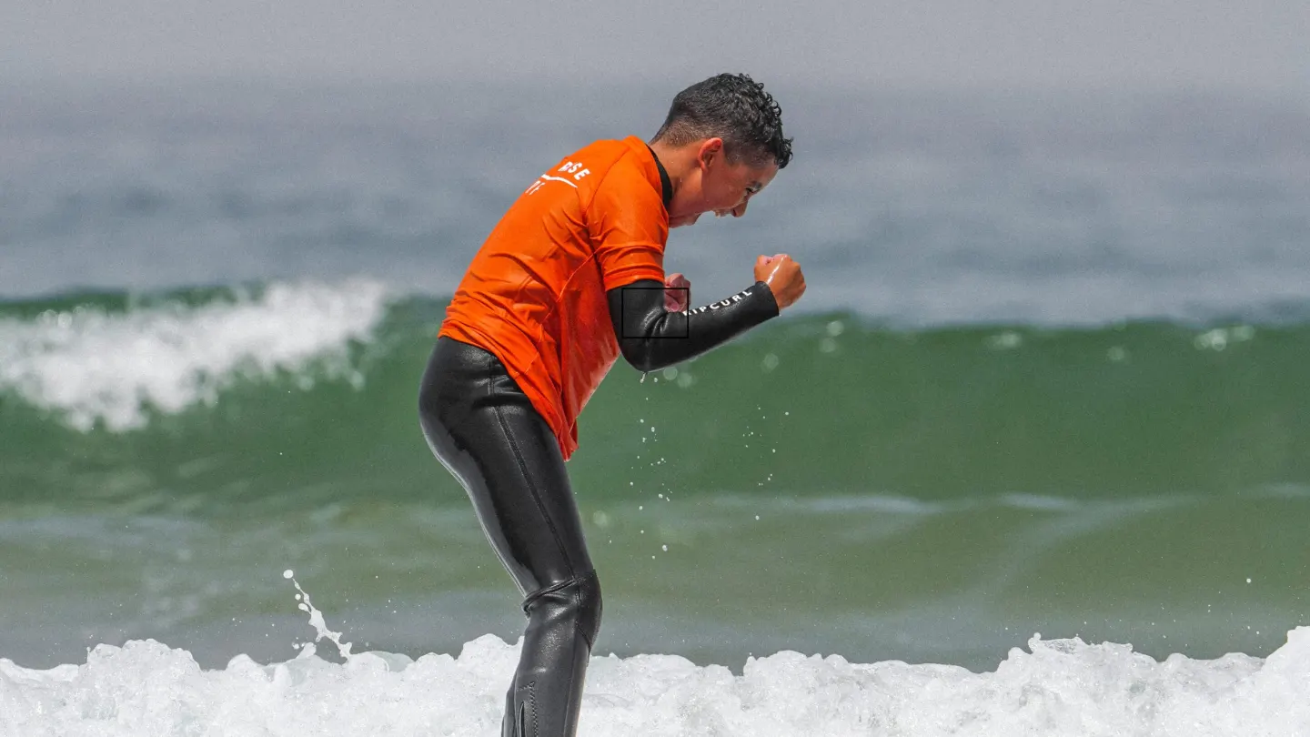 Un surfeur qui glisse sur la mousse vers la plage d'Agadir