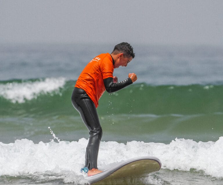 I Benefici del Surf per i Bambini: Perché è lo Sport Ideale?